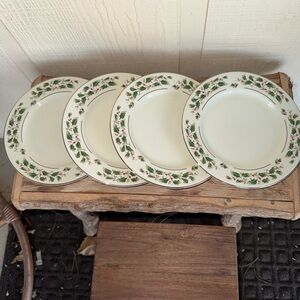 Set of 4 Vintage Christmas Green and Cream Side Plates with Gold Trim. 7.5in